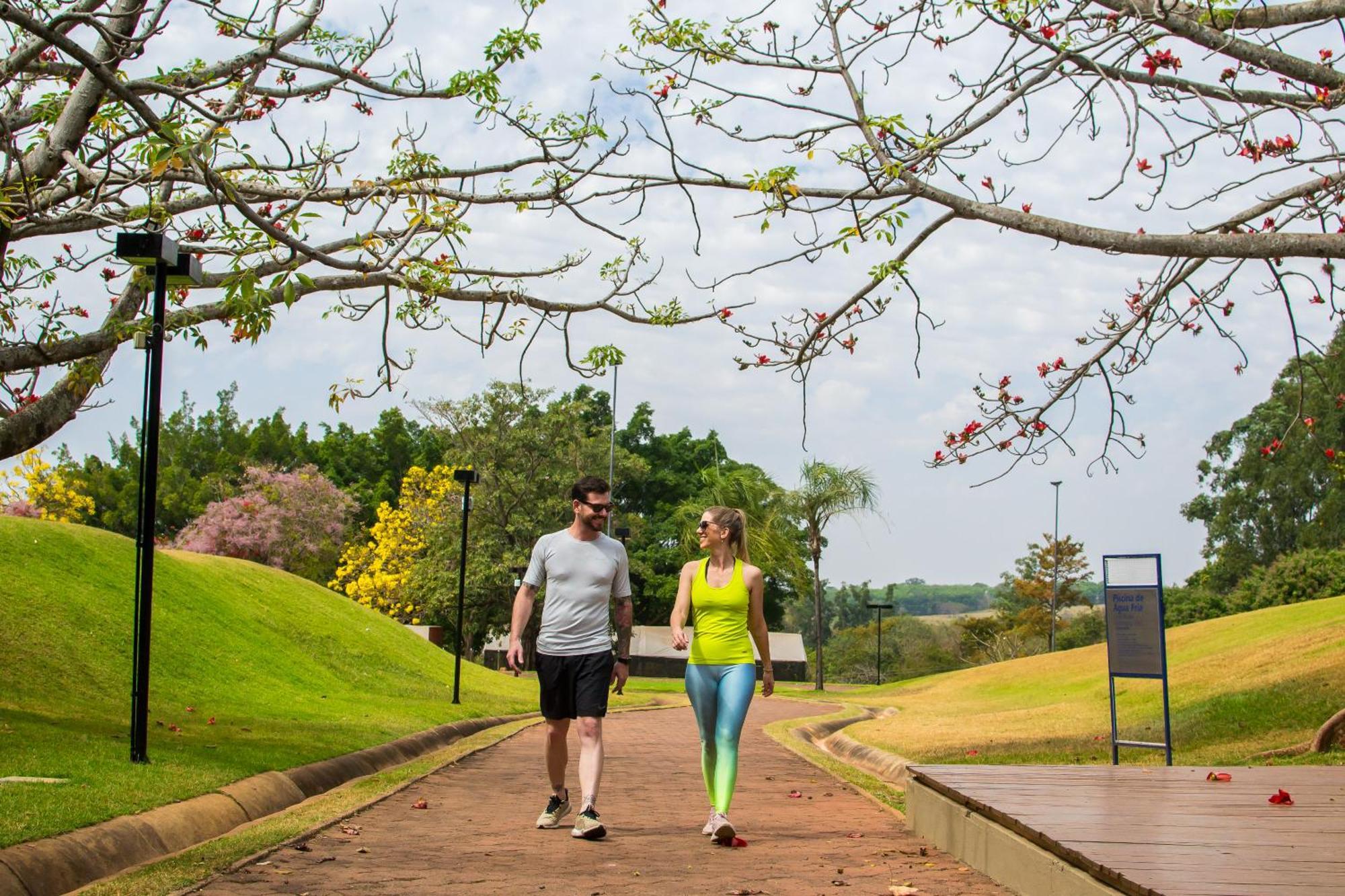 Blue Tree Thermas De Lins Resort 外观 照片 People walking in the park