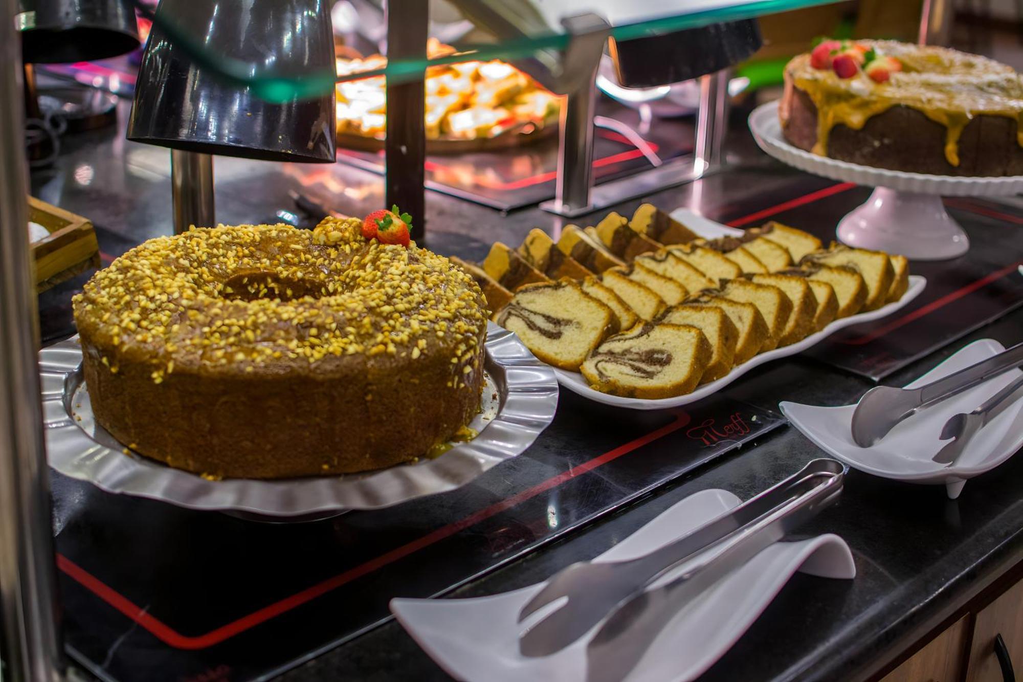Blue Tree Thermas De Lins Resort 外观 照片 A dessert buffet