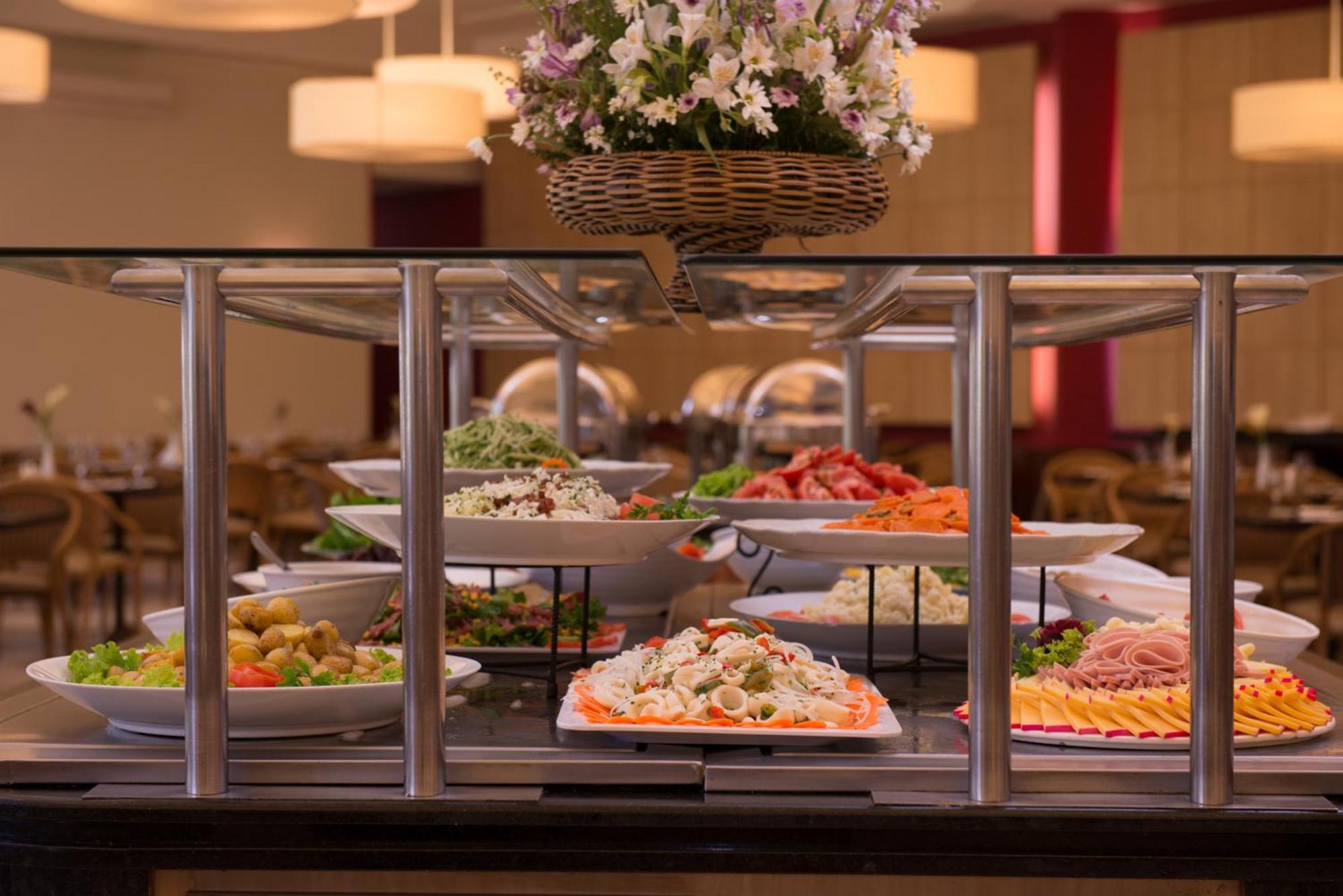Blue Tree Thermas De Lins Resort 外观 照片 A buffet at a hotel